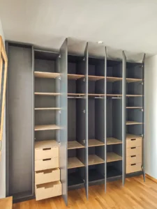 Inneneinteilung Einbauschrank in anthrazit mit Holzakzenten