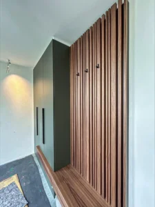 Garderobe mit Lamellen in Nussbaum furniert