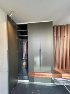 Garderobe mit Lamellen in Nussbaum furniert