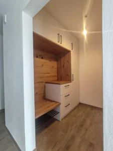 Garderobe mit Sitzbank und Schuhablage