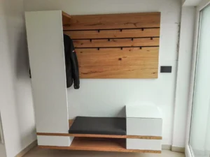 Gästegarderobe mit Eichenrückwand
