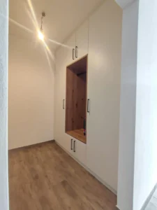 Einbaugarderobe mit Nische in Eiche und schwarzen Griffen