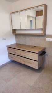 Waschtischunterschrank und Spiegelschrank in Eicheoptik mit LED-Beleuchtung