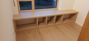 Sitzfensterbank mit offenem Unterbau