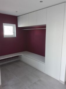 Garderobe mit Sitzbank und Stauraum