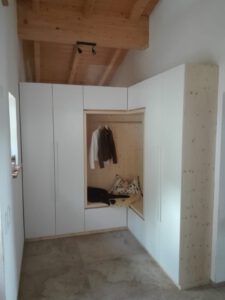 Garderobenschrank mit praktischer Ecklösung