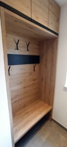 Einbaugarderobe für Gäste in Holzoptik