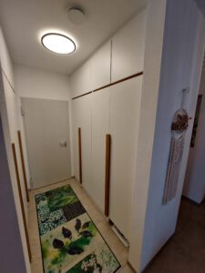 Einbaugarderobe mit integrierter Ladestation für den Staubsaugerroboter