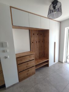 Garderobe in Eiche furniert und Weißlack mit LED Beleuchtung