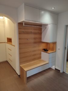 Garderobe mit Sitzbank in Weiß mit Akzenten in Holzoptik