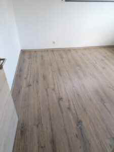 Laminat Eiche dunkel schwimmend verlegt