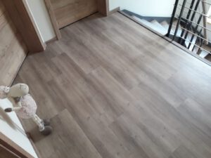 Vinyl-Designboden in Eiche grau gebürstet