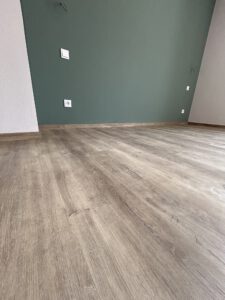 Vinyl-Designboden in Eiche grau gebürstet