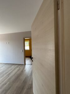 Vinyl-Designboden in Eiche grau gebürstet mit Übergangsprofil