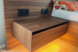 Bett mit integriertem Nachttisch in Nussbaum furniert