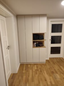 Schuhschrank in Weißlack mit Holzakzenten und offenem Bereich