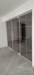 Pendeltür mit weißen Details und zwei feststehenden Seitenteilen