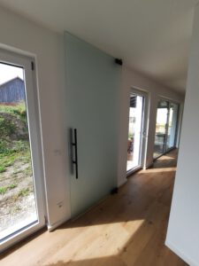 Zargenlose Pendeltür in satinierter Optik