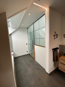 Glastür satiniert mit schwarzen Details und halbhohem festen Seitenteil