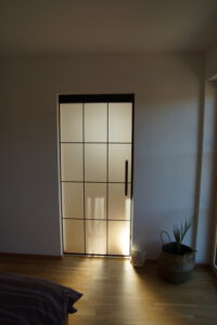 Schiebetür in der Wand laufend - satiniert mit keramischem Druck