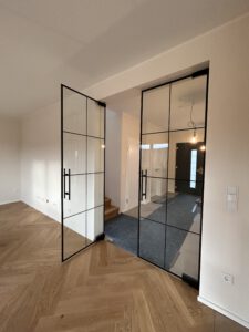 Pendeltürelement zweiflüglig mit schwarzem Rahmen