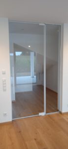 Pendeltür LinesPlus in weiß mit feststehendem Seitenteil 